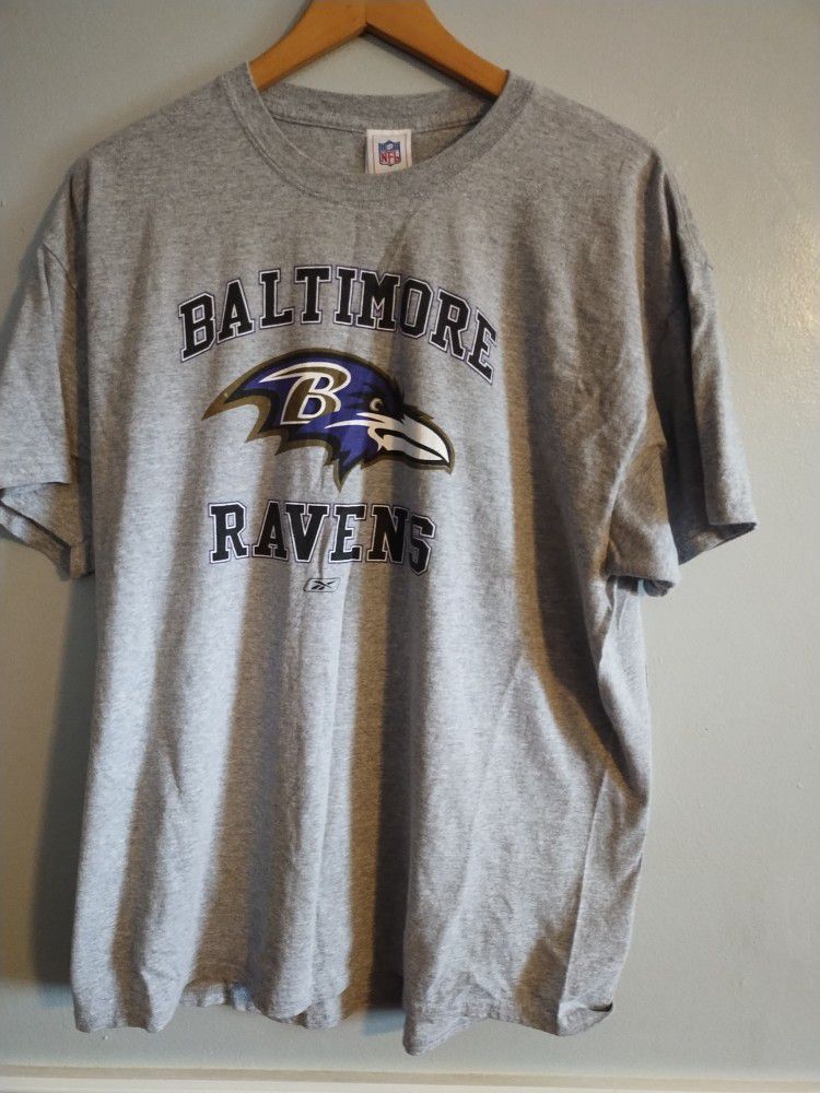 BALTIMORE RAVENS FOOTBALL T-SHIRT.... CHECK OUT MY PAGE FOR MORE ITEMS