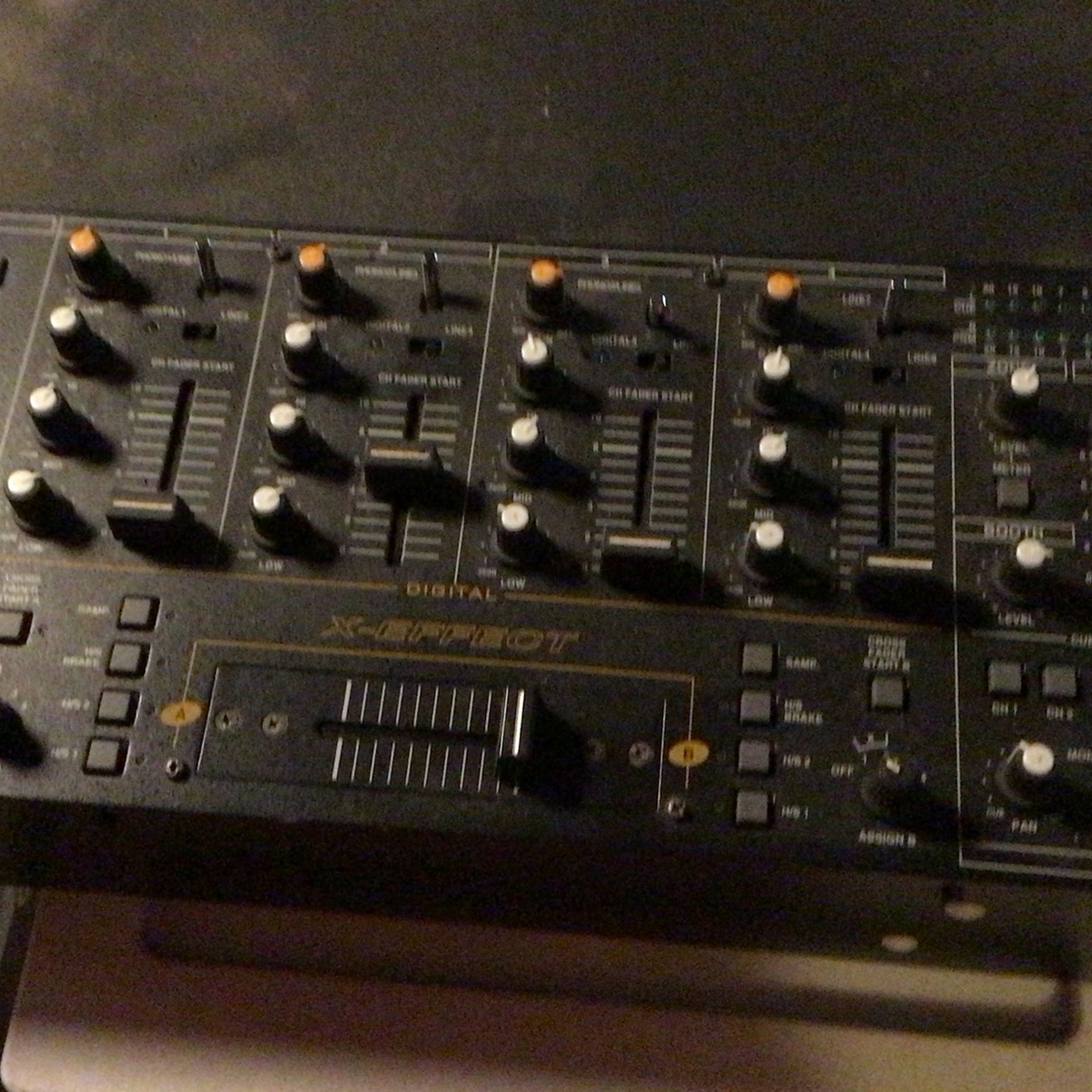 DJ mixer