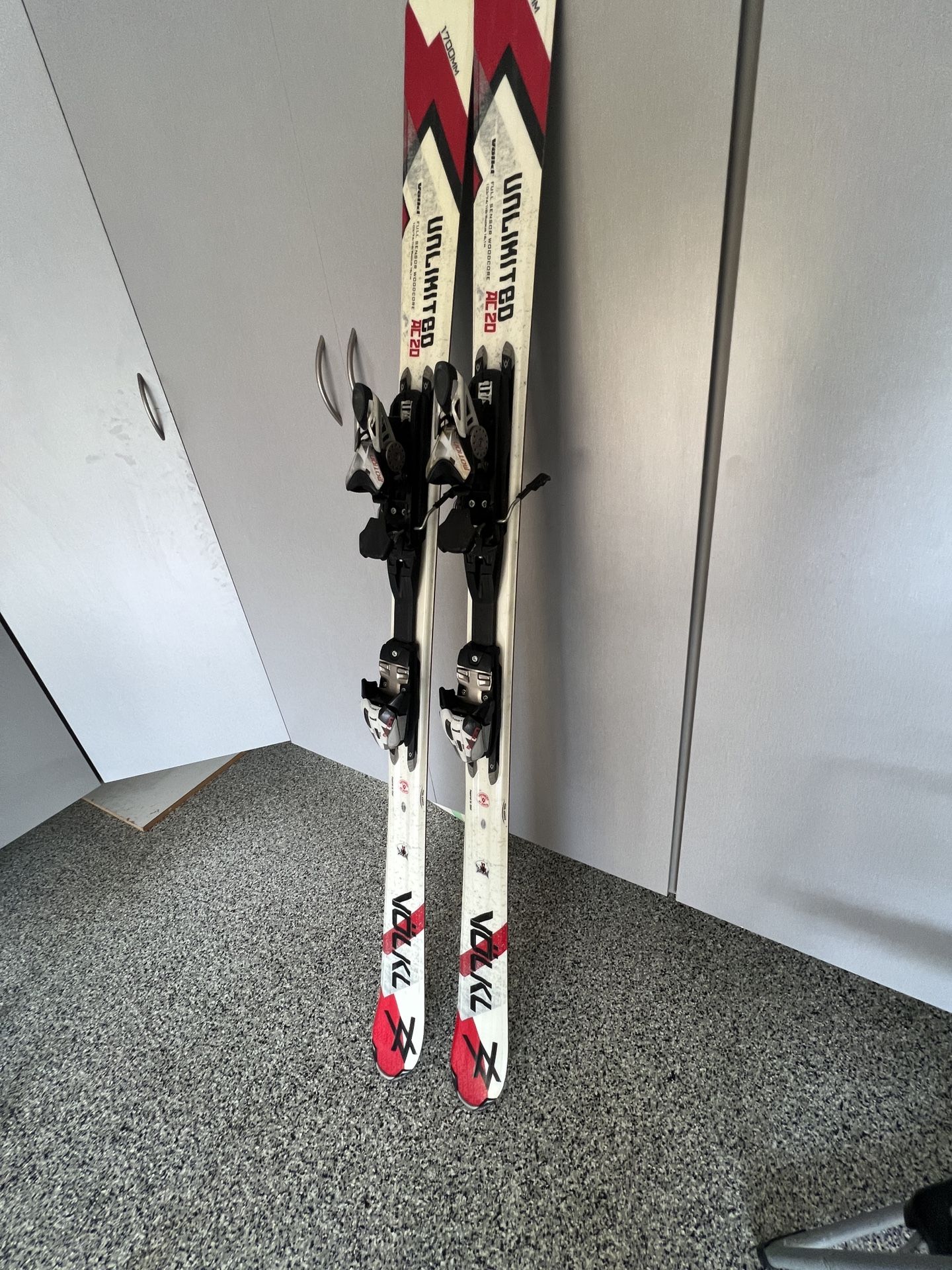 Volkl Unlimited AC20 snow skis 170 Size.