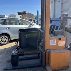 Nice Electric Fork Lift Needs Battery Have Battery For Testing 