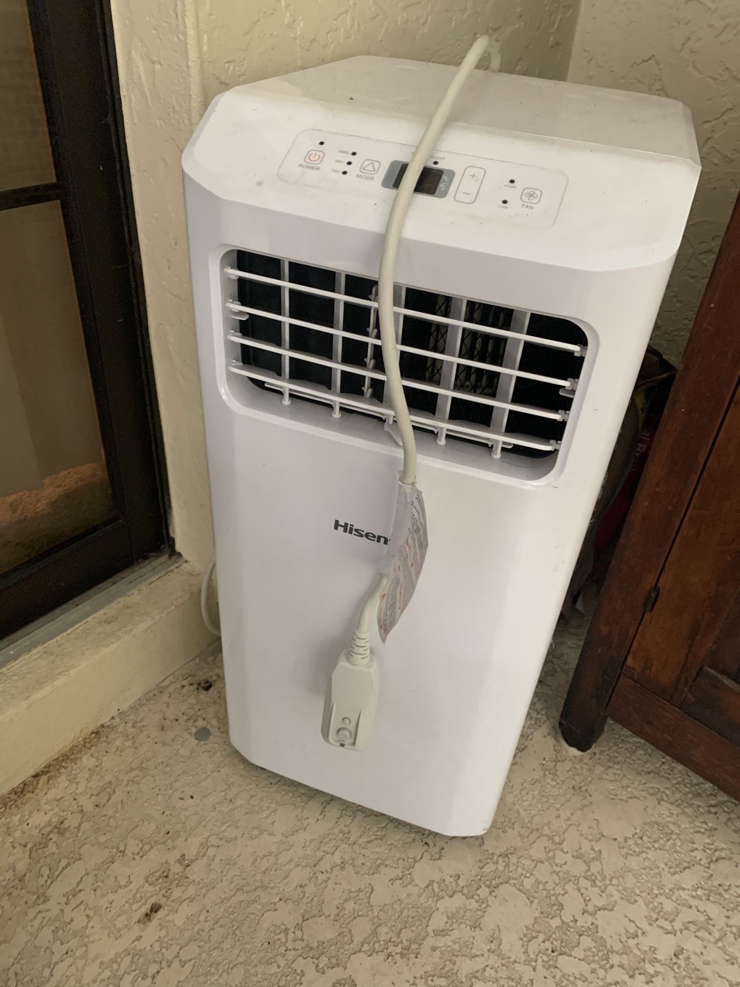 Hisense 5000-BTU DOE (7000-BTU ASHRAE) 115v White Vented Portable AC 150 Sq Ft Pre Owned