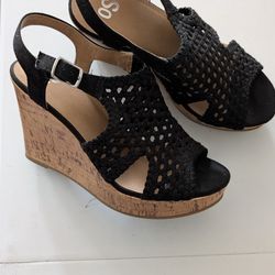 SO brand black woven wedge sandals