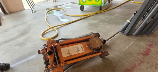 Heavy duty floor jacks I don't know anything about them make me a offer