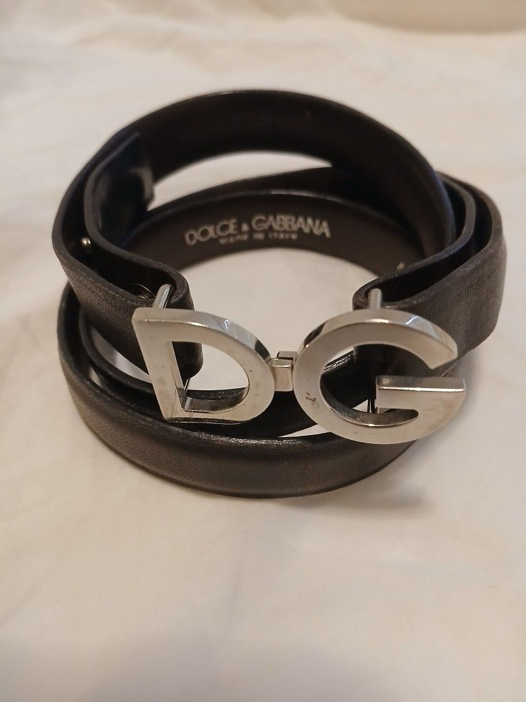 Dolce & Gabbana Black Leather Slim Belt With Silver Hook And Eye Closure.
