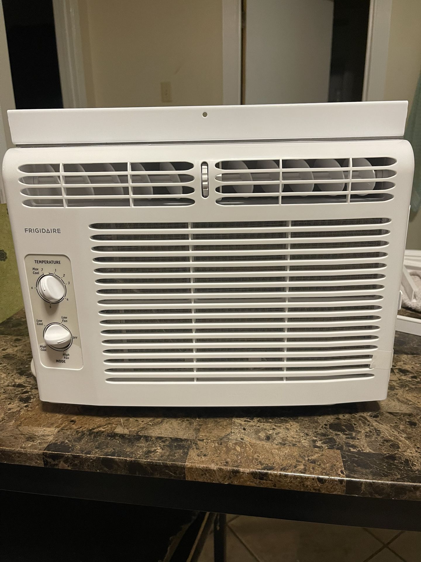  New Room Mounted Air Conditioner