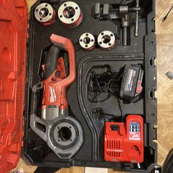 Milwaukee M 18 pipe threader comes with battery charger and carrying case