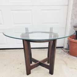 Dining Table In Excellent Condition 