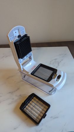 Vegetable Chopper with Container and Blades