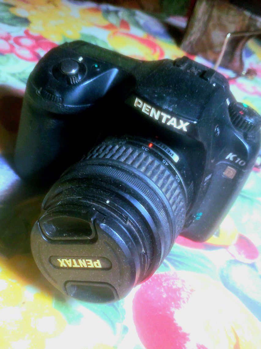 Nice Pentax Camra. I'm Great Shape Works Great. Comes Worh Everything In Pic.