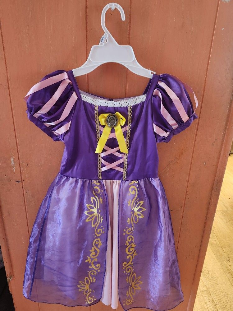 Trajes. $10 dolls.