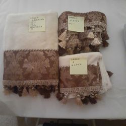 Fancy Croscill Towel Set With Tosils & Beads