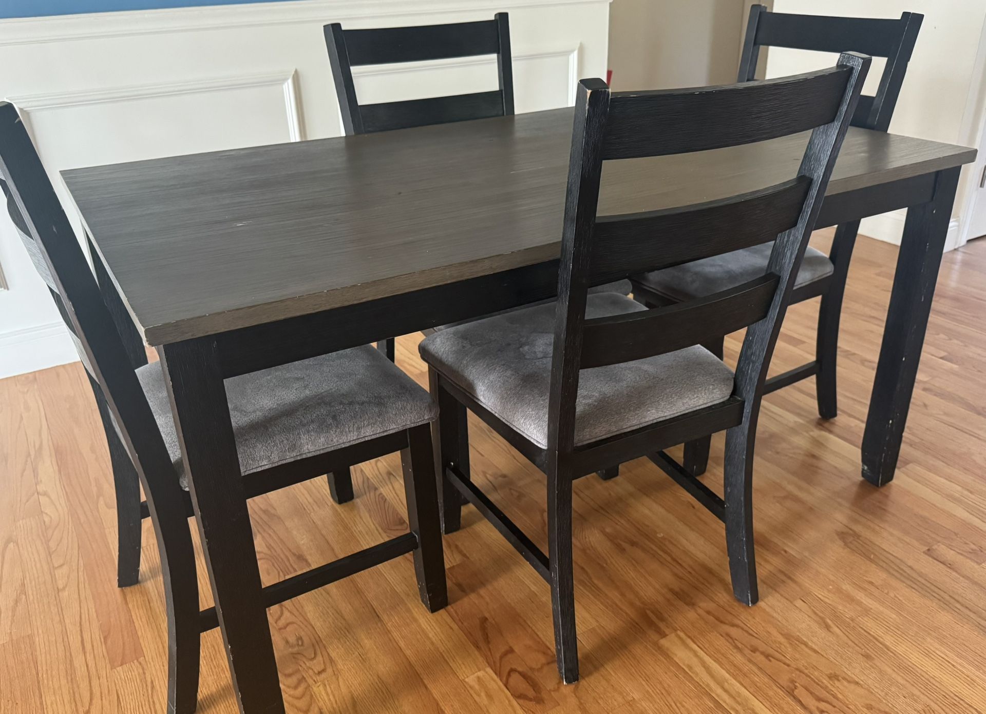 Dining table with 4 Chairs