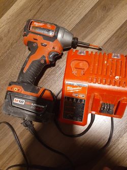Vendo drill milwukee tiene un mes de uso