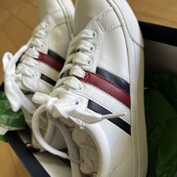 Very Pretty WOMENS Tommy Hilfiger Size 6 LIKE NEW IN BOX