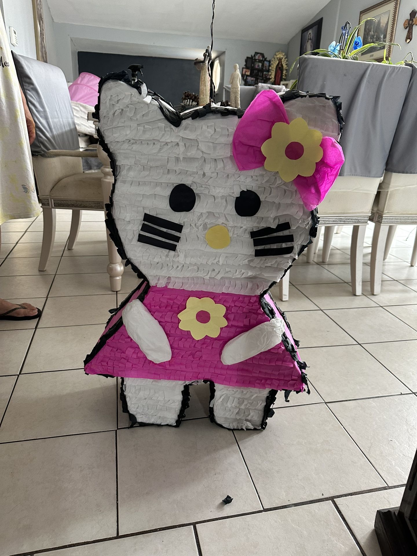 Hello Kitty Piñata Party 