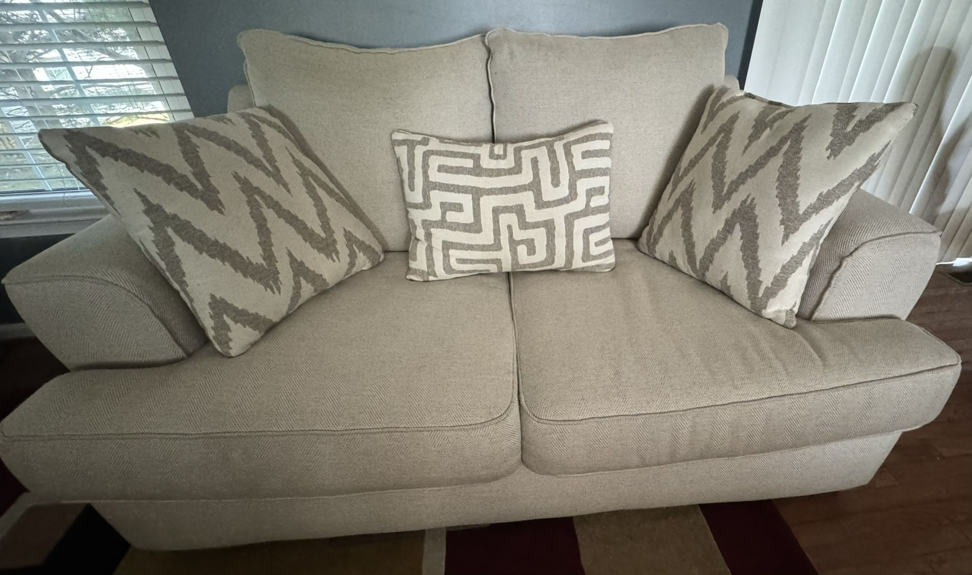 Luxury 3-Piece Sofa Set (3-Seater + 2 Love Seats) - With 6 Armrest & 4 Toss Pilloßvs