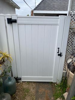 Vinyl fence gate