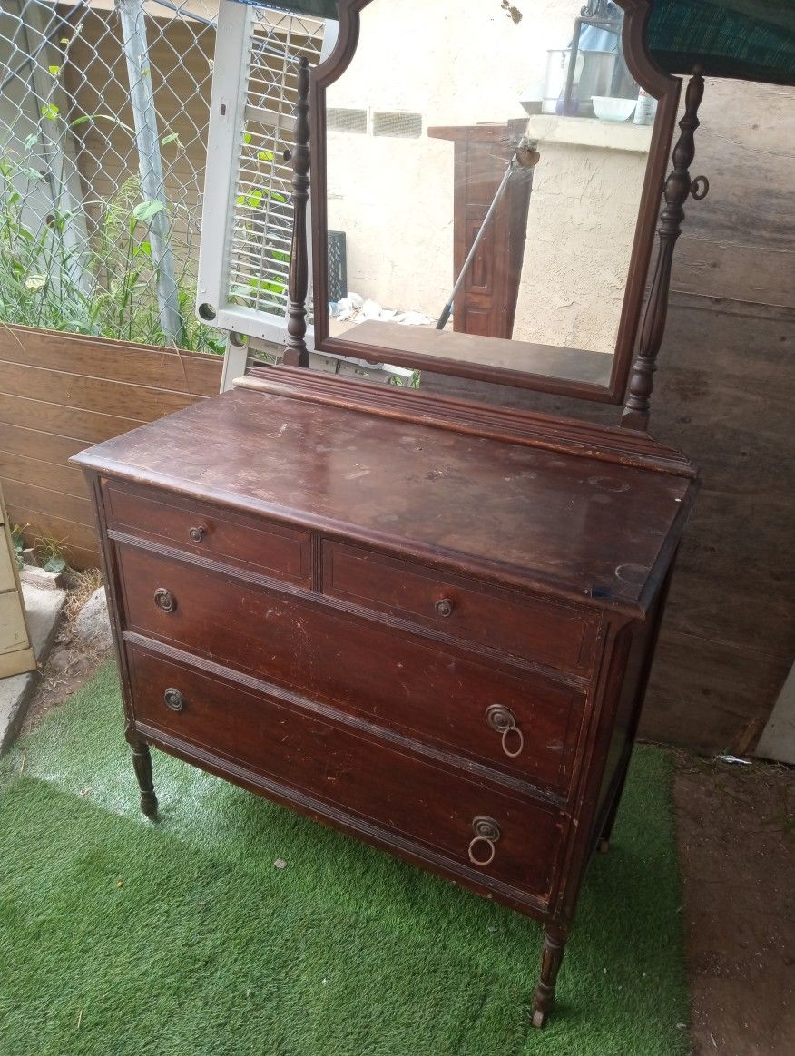 Antique Dresser With /Moving Wheels/Adjustable Mirror
