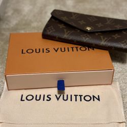 Louis Vuitton Sarah Wallet- Monogram