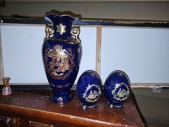 Cobalt Blue Porcelain Vase with Gold Gilt + 2 Decorative Eggs