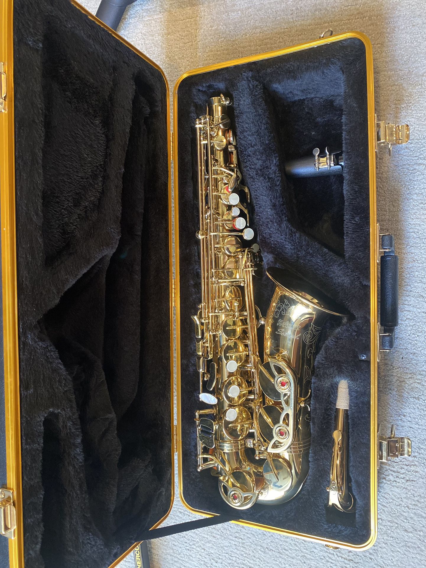 Saxophone Selmer like new