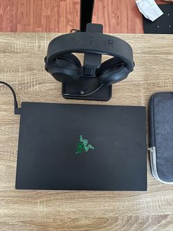 Razer Blade 2020 gaming headset and case