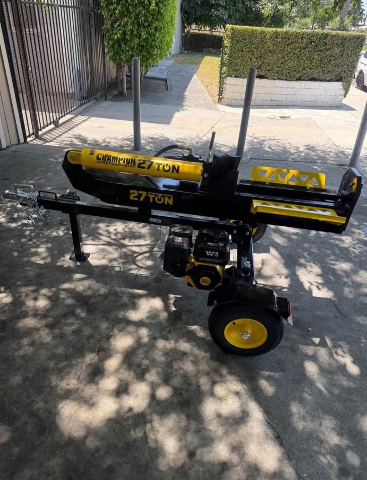 CHAMPION POWER EQUIPMENT 27 Ton 224 cc Gas Powered Hydraulic Wood Log Splitter with Vertical / Horiz