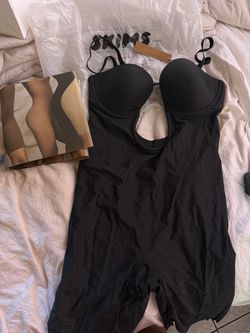 Skims Bodysuit low plunge Shapewear NWT size M