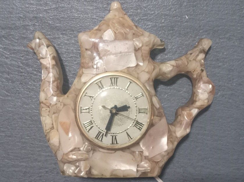 1960s LANSHIRE MOTHER-OF-PEARL FILLED RESIN VOMIT CLOCK Works Great!