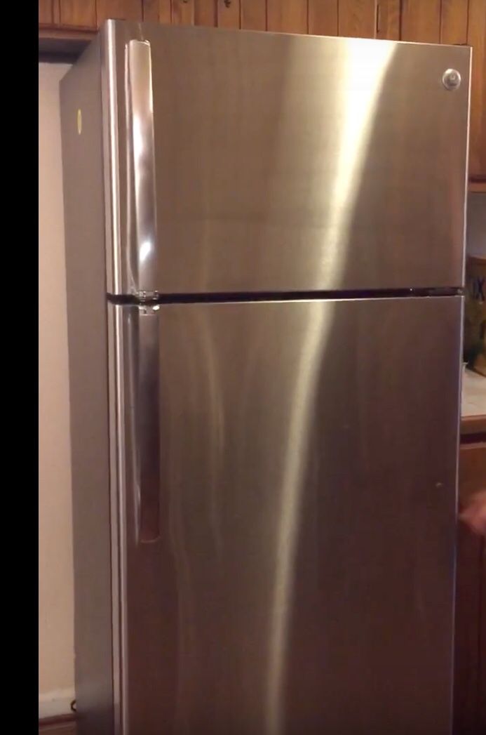 GE stainless steel TOP REFRIGERATOR with AUTO Pitcher