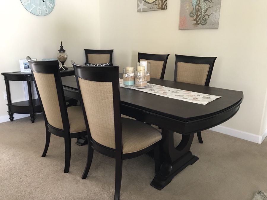 Havertys Copley Square Dinning table & Chairs