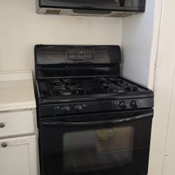 Stove & Microwave/Hood