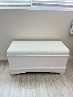 White Solid Wood Storage Bench / Blanket Chest – Cedar Lined