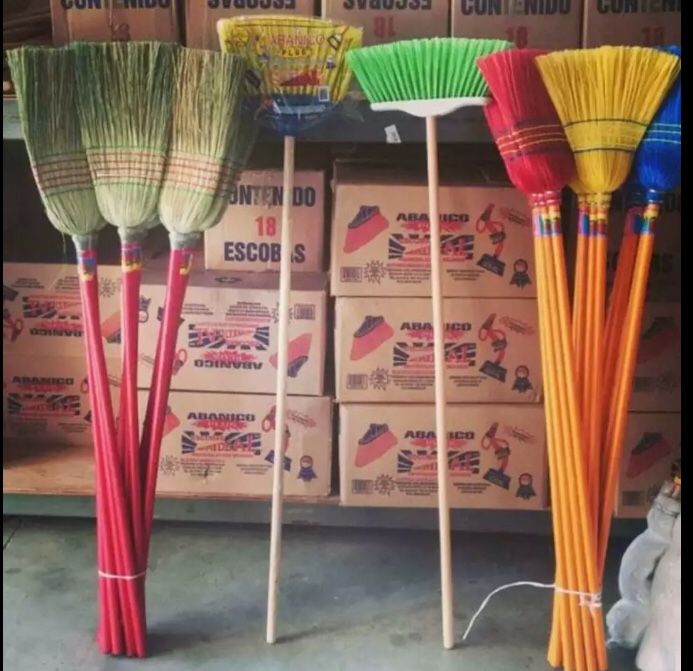 Brooms & Mops Wholesale/ Escobas y trapeadores por mayoreo