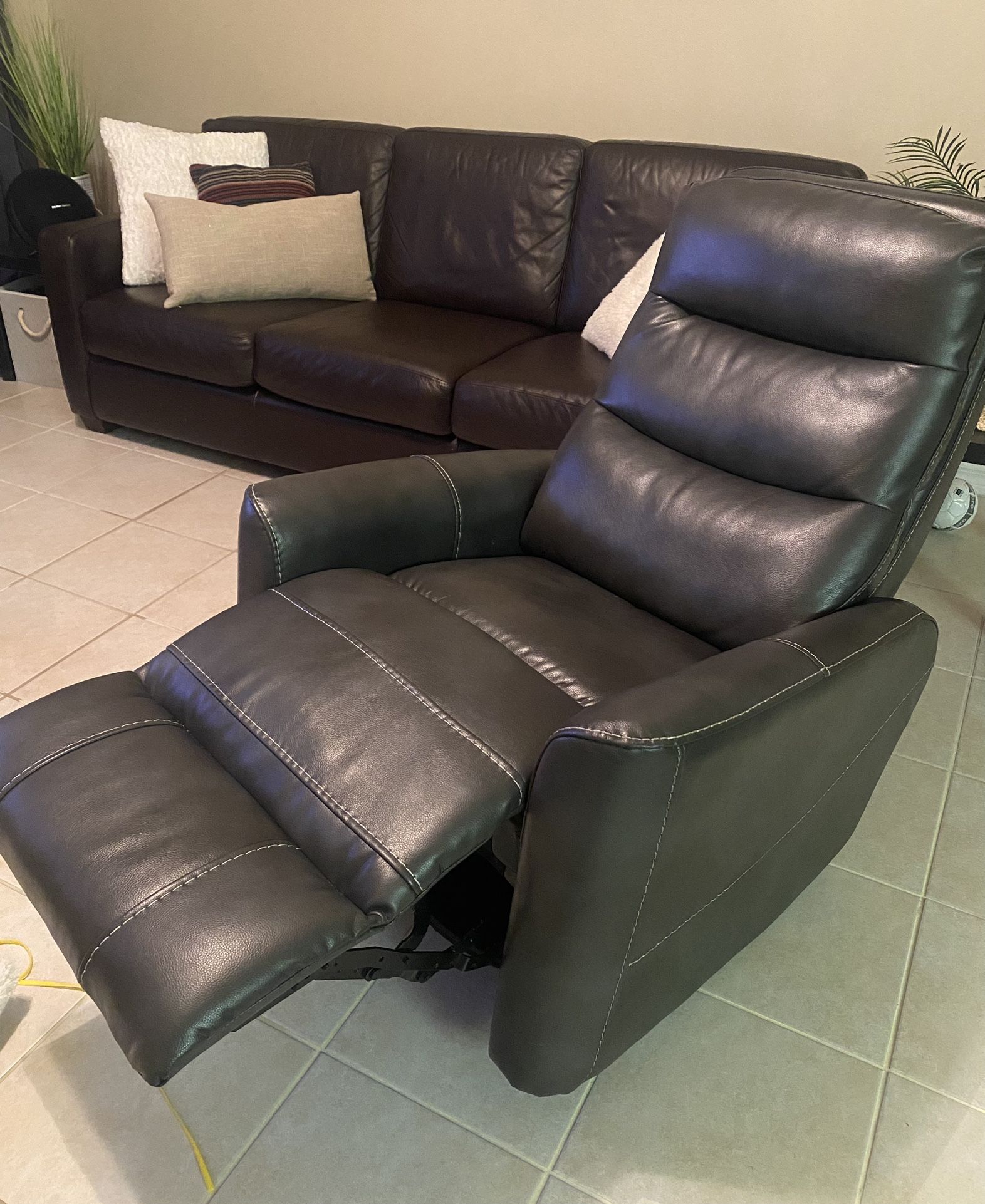 Leather Recliner for Sale in Kissimmee, FL OfferUp