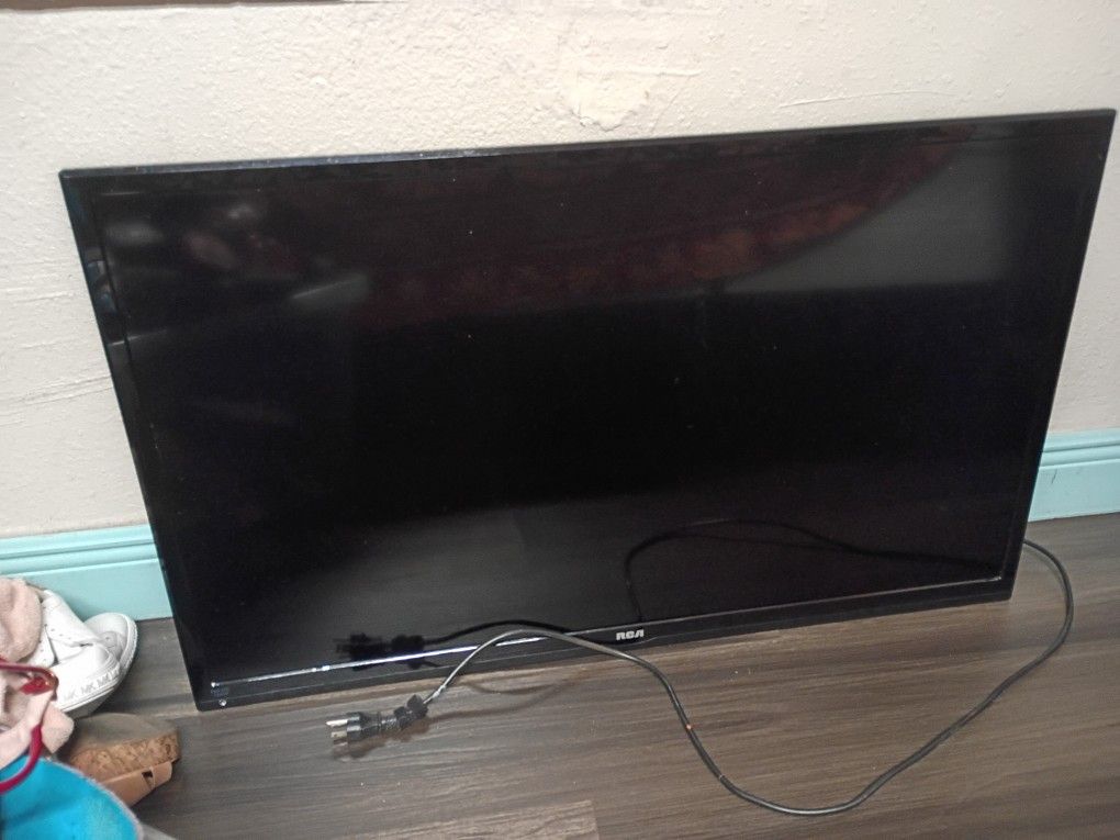 42 INCH RCA TV