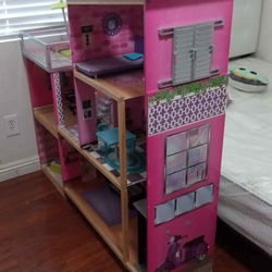 Barbie house more info below 👇