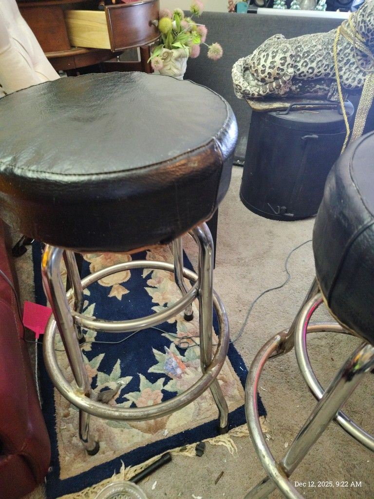Vintage Chrome Diner Stools – Black Vinyl Seats (Set of 2)