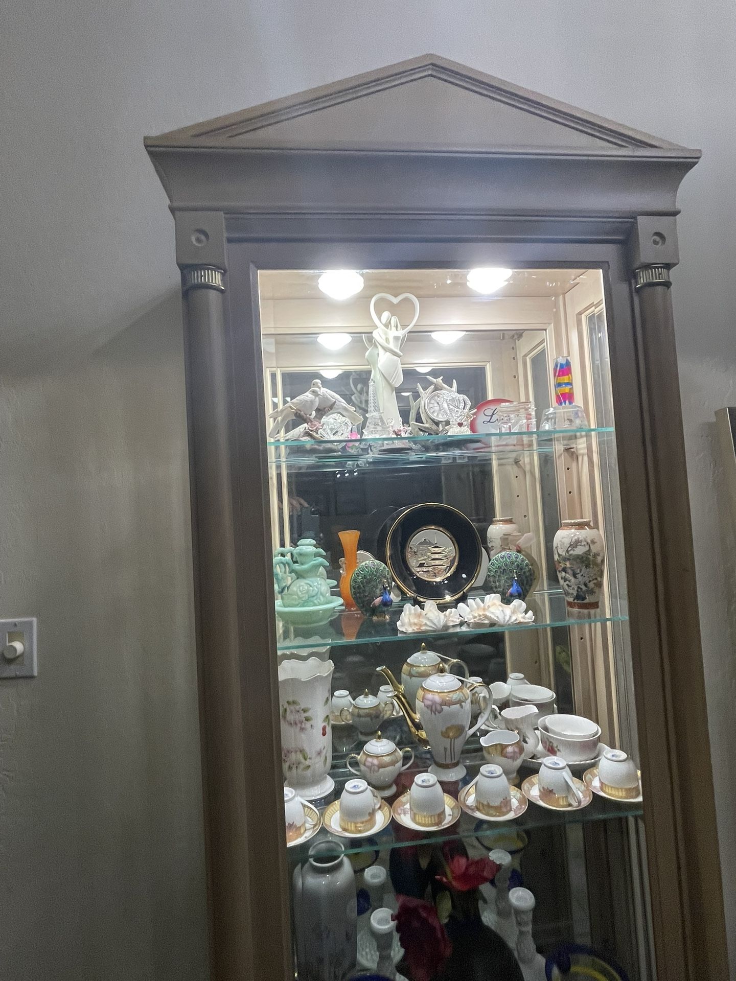 Ethan Allen Curio with 4 glass shelves