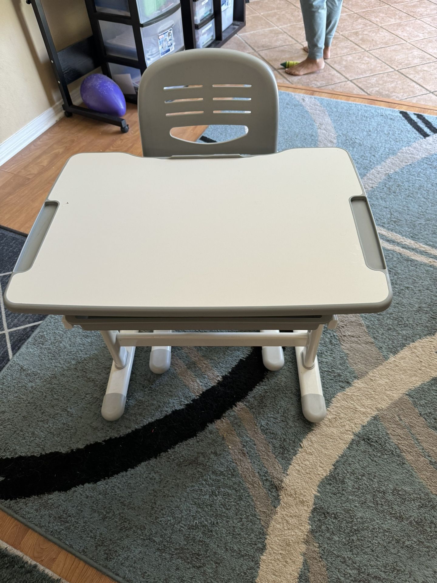 Vivo Kids Adjustable Desk And Chair Set Was $120 On Amazon