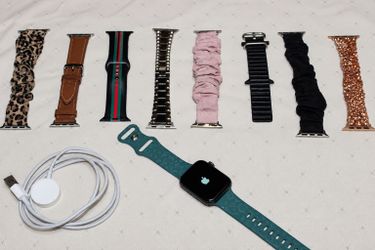 Apple Watch Series 6 44mm – Space Gray – Charger & 9 Extra Bands Included