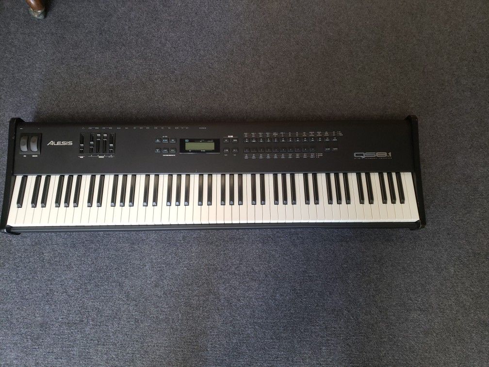 Alesis QS8.1 Synthesizer Keyboard