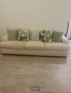 ***MOVING SALE MUST GO*** Ivory plush couch