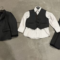 Boy’s Size 5 Suit Dark Grey Almost Black 