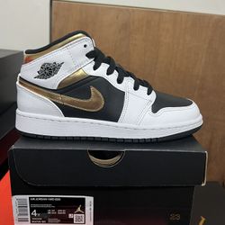 Jordan 1 Mid White Black Gold 4Y