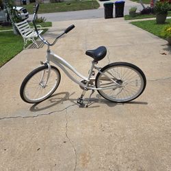 SIMPLE , CRuISERS BY GiANT  WOMANS  BIKE, NEW CONDITIONS,  FOR ONLY $75.