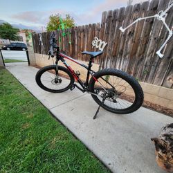 Giant Mountain Bike Size Large Wheels 27.5 Speeds Multiple Disc Brakes  