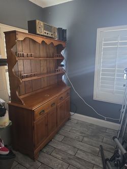 Early American / Colonial style solid maple hutch
