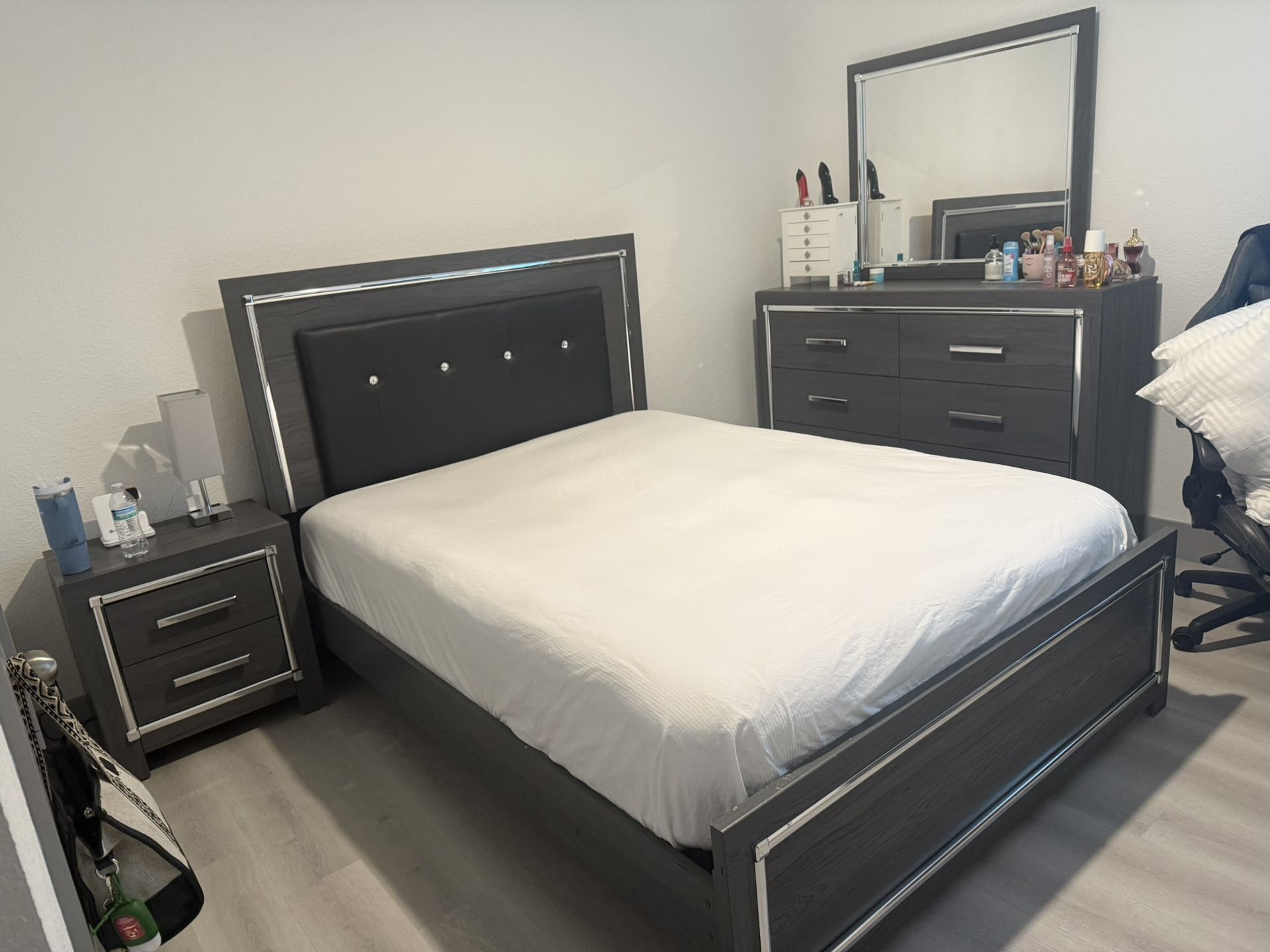 Queen Bedroom Set (mattress not included)