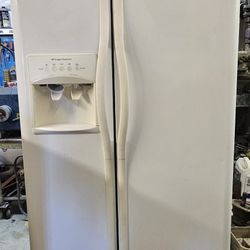 Frigidaire Electrolux Side by Side Refrigerator 